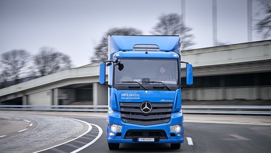 Caminhão elétrico da Mercedes-Benz começa a ser testado por clientes