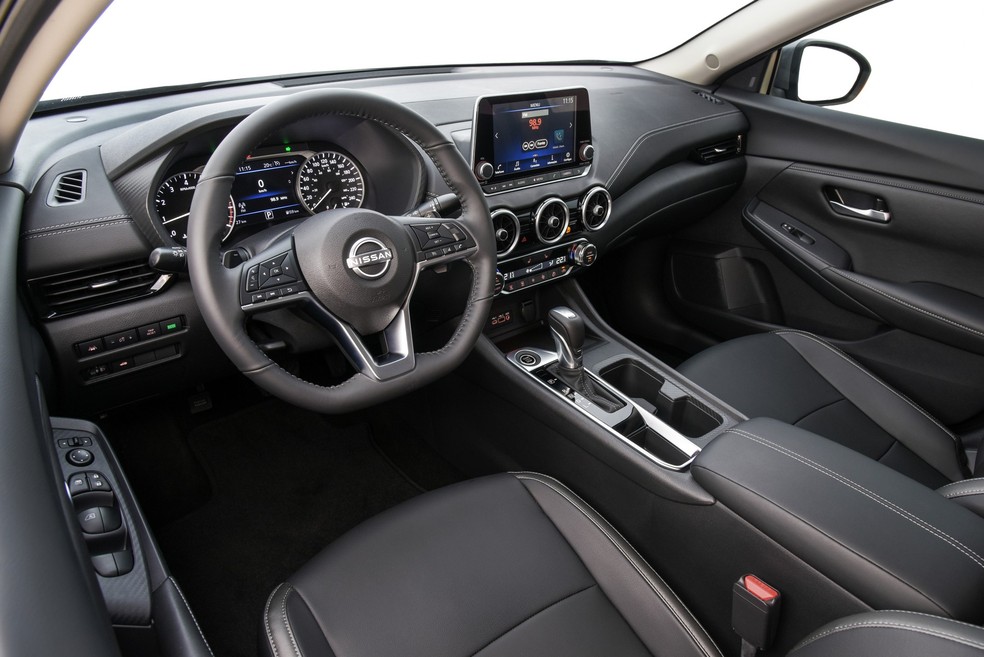 Na versão Exclusive sem acabamento premium, interior fica predominantemente preto — Foto: Divulgação/Nissan