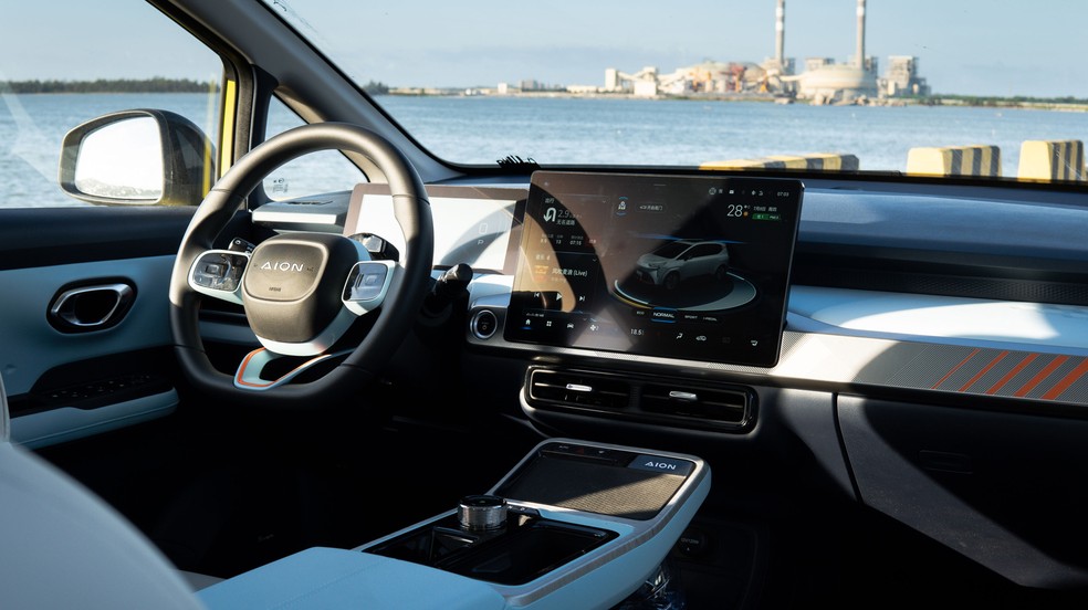 Cabine do Aion Y tem central multimídia com tela grande e painel digital — Foto: Divulgação