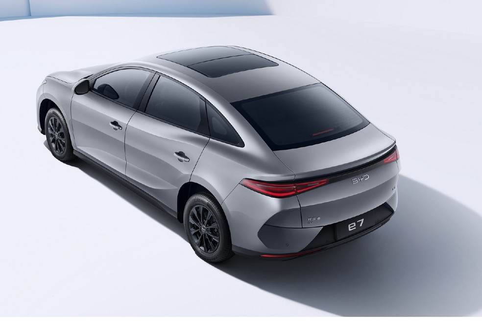 BYD e7 conta com teto solar panor&acirc;mico, o que destoa do seu car&aacute;ter mais simplificado &mdash; Foto: Divulga&ccedil;&atilde;o
