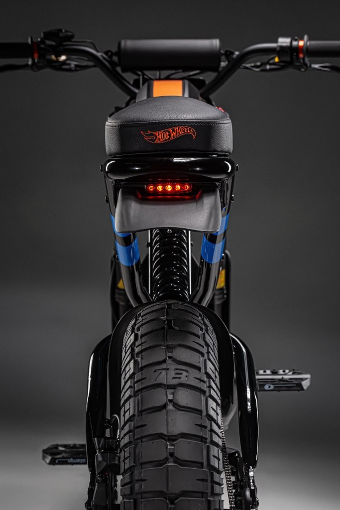 Com pneus grossos, a e-bike tem pegada off-road — Foto: Divulgação