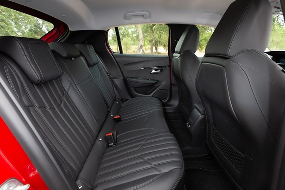 Banco traseiro oferece espaço para dois adultos altos, mas não chega ao patamar do Sandero (Foto: Divulgação) — Foto: Auto Esporte