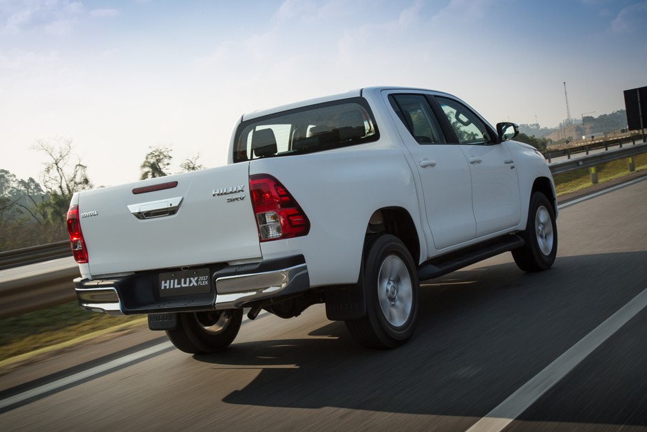 Toyota Hilux e SW4 ganham motor flex no Brasil