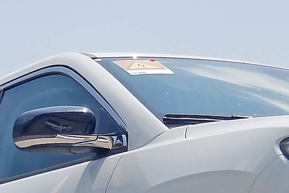 O adesivo no para-brisas alerta para o sistema elétrico de alta tensão do Compass híbrido — Foto: Automedia