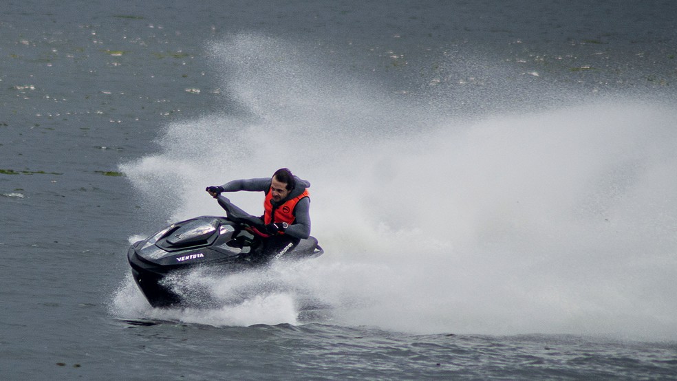 O jet ski chega à velocidade máxima de 100 km/h e sua autonomia é de duas horas — Foto: André Schaun/Auto News Brasil
