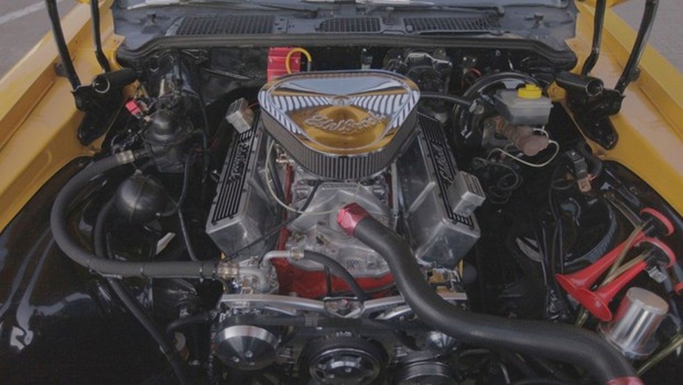 Motor 6.2 se passa por um 5.7 nos emblemas e está associado a um automático neste Camaro (Foto: Reprodução) — Foto: Auto Esporte