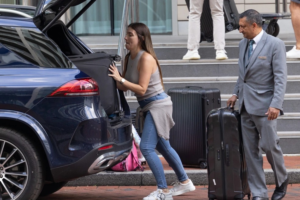 Mulher de Casemiro, Anna, colocando as malas dentro de um GLE, SUV de luxo da Mercedes-Benz — Foto: Cavendish/The Sun