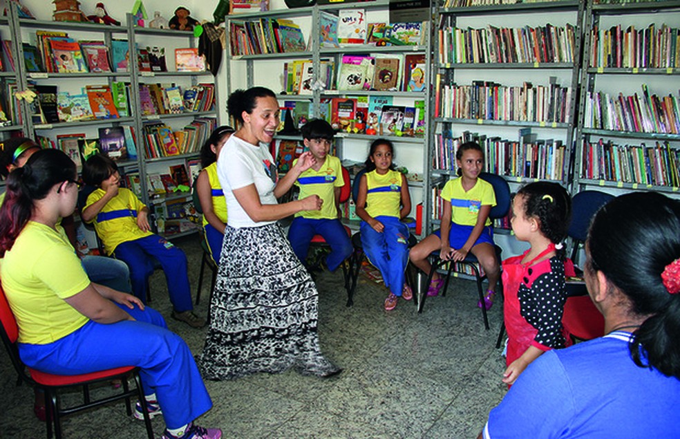 Agda Alves, esposa e apoiadora de Túlio, é contadora de histórias na nova sede da Borrachalioteca, num espaço cedido pela prefeitura de Sabará(Foto: Marlos Ney Vidal / Auto News Brasil) — Foto: Auto Esporte