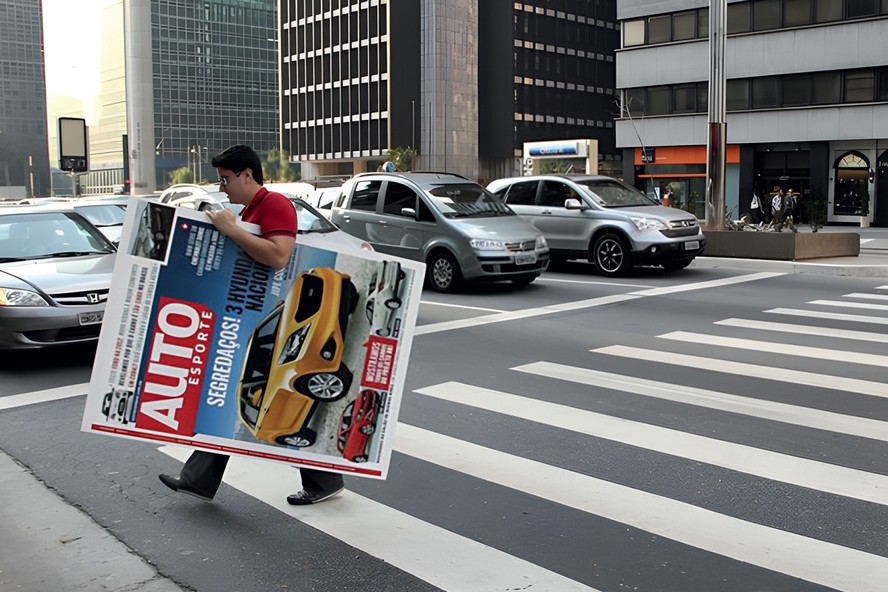 Auto News Brasil 60 anos: Uma forma de divulgar uma nova edição da revista era levar as capas gigantes para a Avenida Paulista