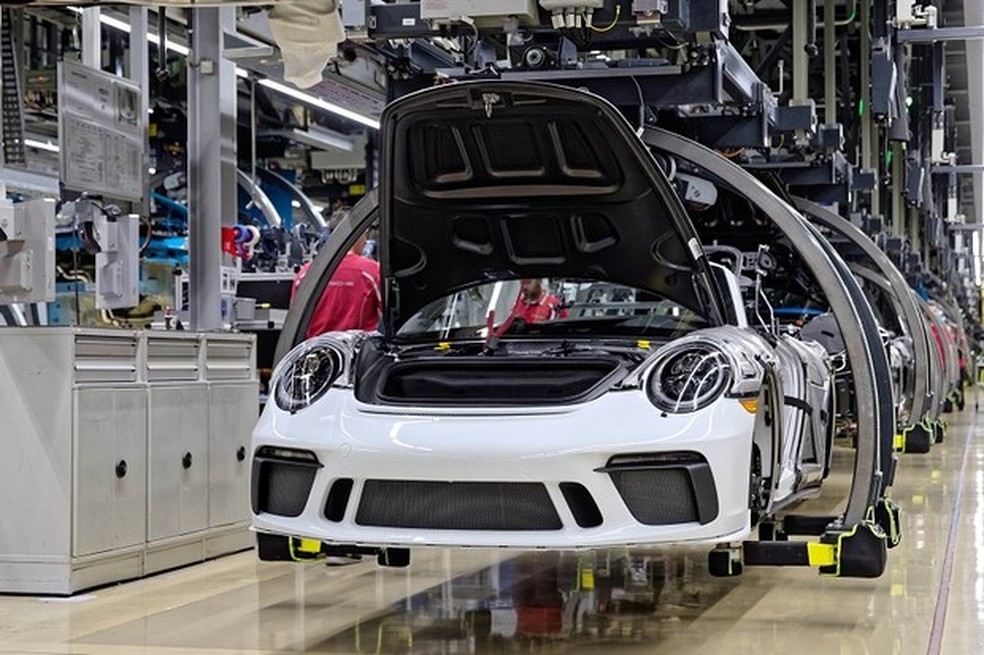O último Porsche 911 Speedster na linha de montagem na Alemanha (Foto: Divulgação) — Foto: Auto Esporte