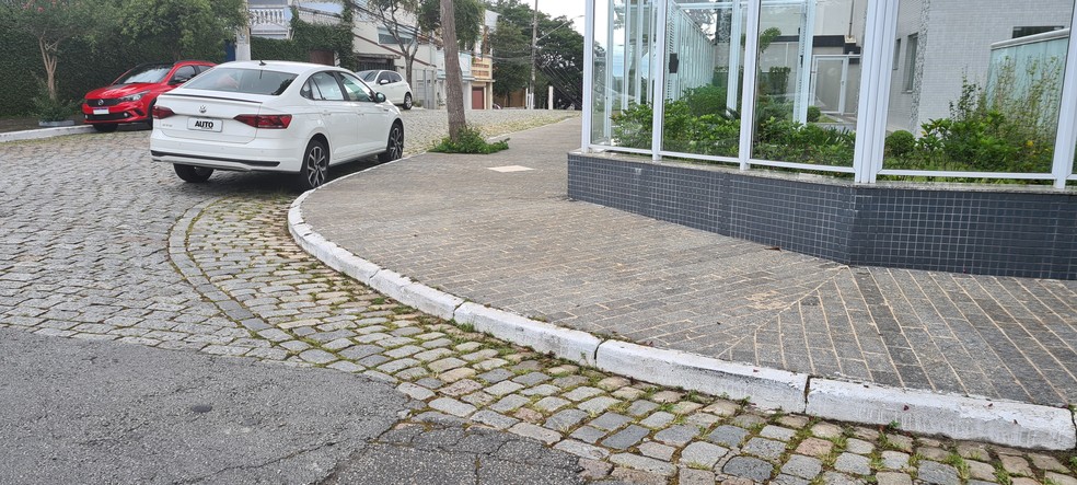 Estacionar na esquina atrapalha a conversão de outros carros e é considerado infração média.  — Foto: Rodrigo Ribeiro/Auto News Brasil