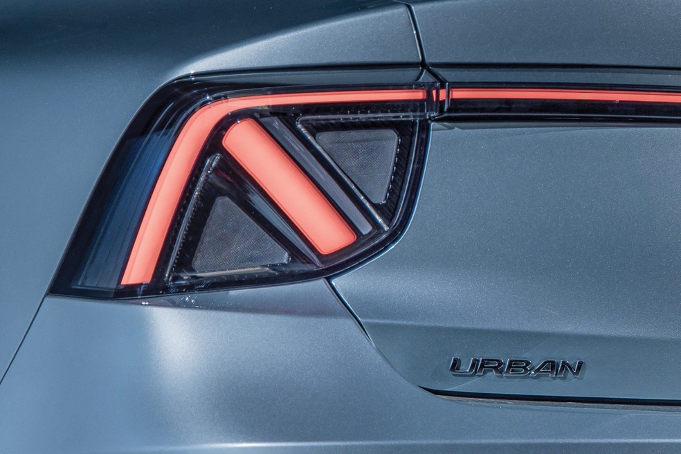 Lanternas traseiras fazem menção a parte da bandeira do Reino Unido — Foto: Renato Durães/Autoesporte