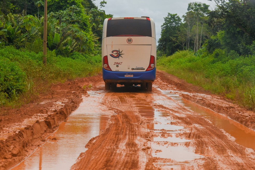 BR-319 tem fluxo intenso de caminhões e ônibus — Foto: Murilo Góes/Autoesporte