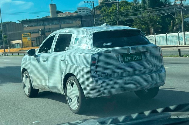 Nissan Kicks 2025 flagrado durante testes em São Paulo