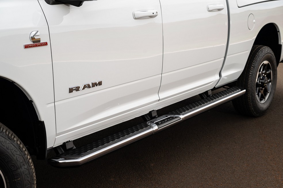 Há cromados no estribo da Ram 2500 Laramie — Foto: Divulgação