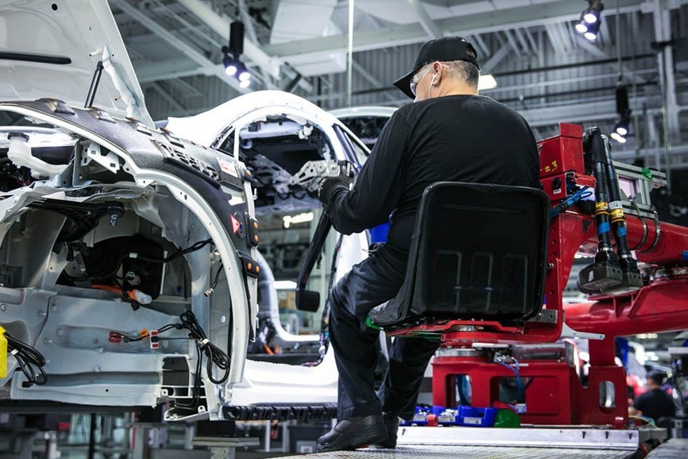 Trabalhador da Tesla em fábrica nos Estados Unidos (Foto: Divulgação/Tesla) — Foto: Auto Esporte