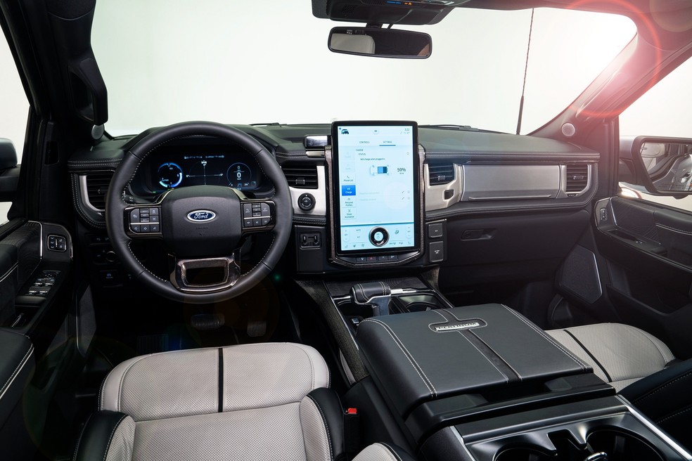 Ford F-150 Lightning na versão topo de linha tem central multimídia com mais de 15 polegadas e verticalizada, igual a um tablet — Foto: Divulgação