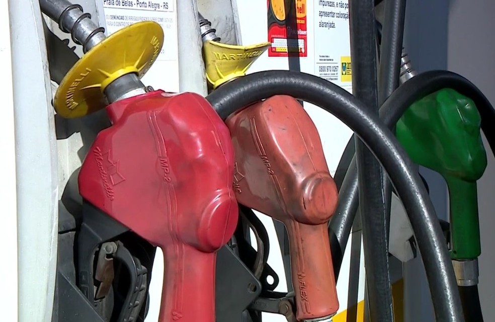 Brasileiros sofrem com a variação dos preços do diesel e da gasolina — Foto: Reprodução/RBS TV