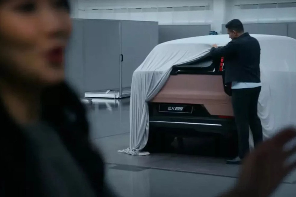 Volvo EX60 teve traseira revelada em vídeo de apresentação do sedã ES90, no Youtube — Foto: Reprodução: Youtube Volvo Cars