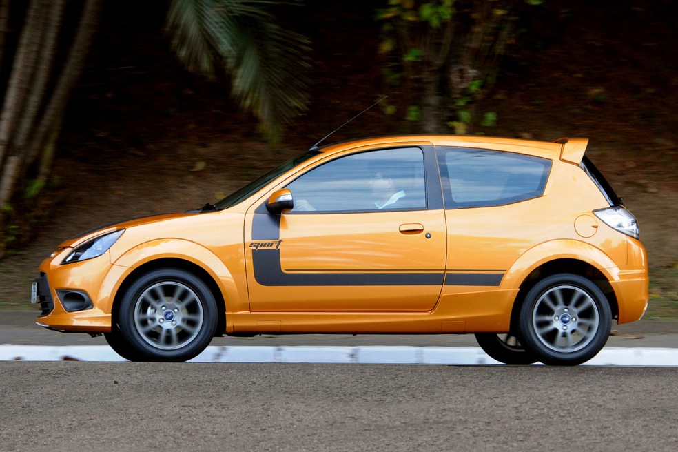 Ford Ka Sport tem a exótica pintura laranja, faixas decorativas e rodas de cor grafite — Foto: Divulgação