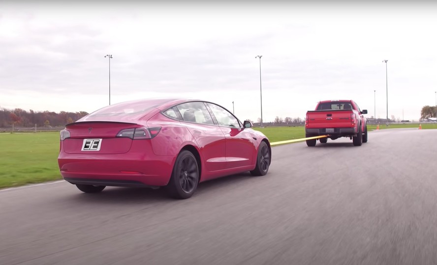 Tesla Rebocado