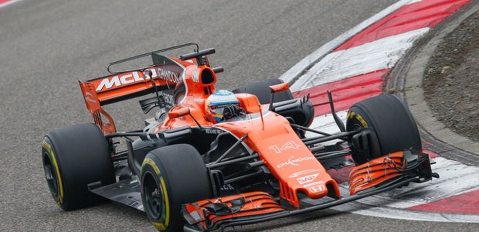 Fernando Alonso da McLaren no GP da China (Foto: FREDERIC LE FLOC H / DPPI MEDIA / DPPI) — Foto: Auto Esporte