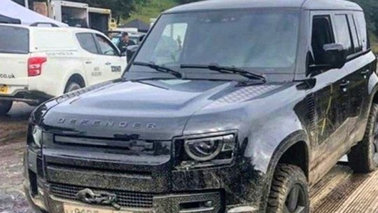 O novo filme de 007 é secreto. A foto do novo Land Rover Defender, não