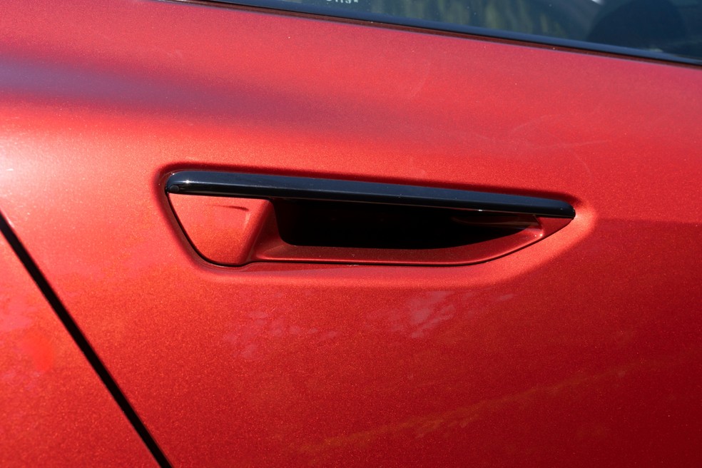 Novo Audi A5 tem maçanetas embutidas na carroceria para melhorar a aerodinâmica — Foto: Divulgação/Audi