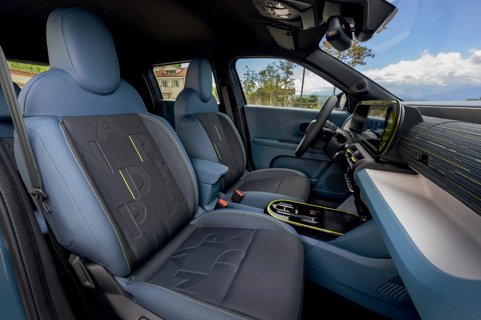 Fiat Grande Panda Hybrid aposta em cabine colorida e acabamento divertido para atrair um público mais jovem — Foto: Divulgação