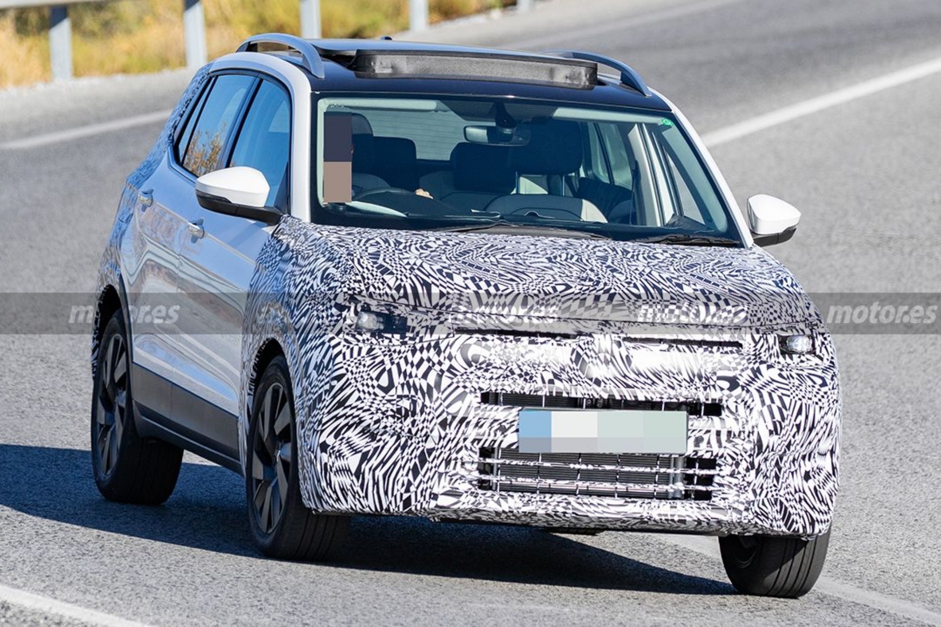 Flagra: Volkswagen T-Cross vai mudar para conviver com elétrico ID. Cross