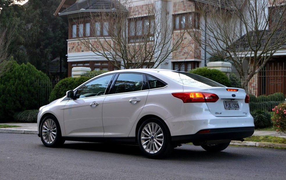 Ford Focus Fastback tem bom pacote de equipamentos para o seu preço — Foto: Divulgação