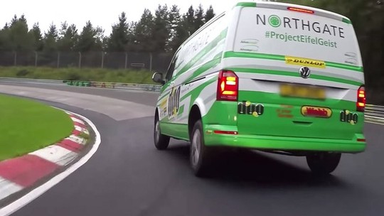 Piloto bate recorde em Nürburgring com a sucessora da VW Kombi