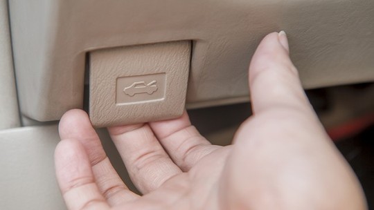 O que acontece se a alavanca que abre o capô for acionada com o carro em movimento?