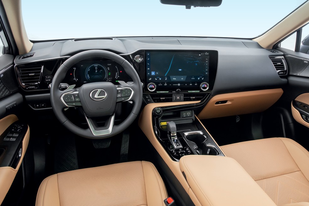 Discreto por fora, Lexus NX 450h+ ostenta cabine em dois tons e painel com enorme tela de 14" — Foto: Divulgação