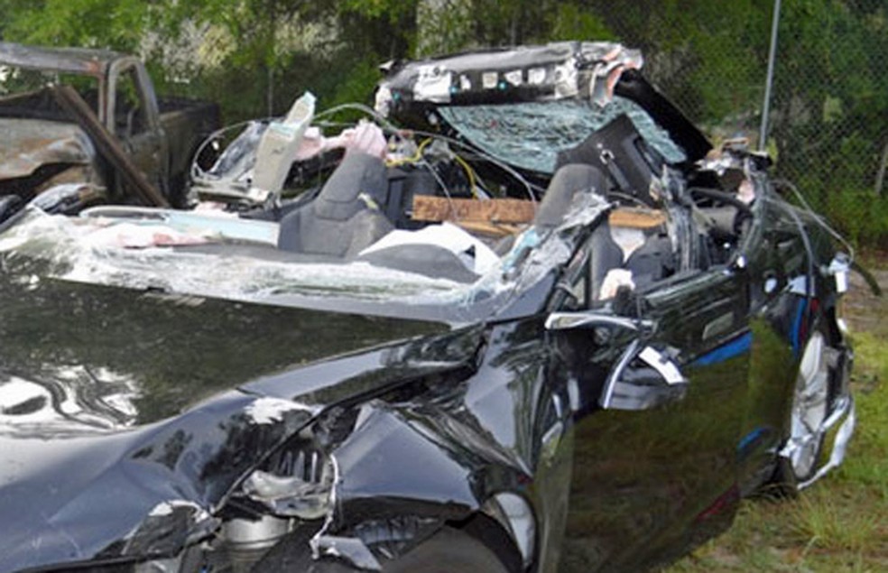 Tesla Model S após acidente que matou o motorista, na Flórida — Foto: Divulgação/NTSB