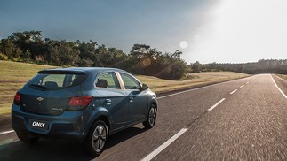 Chevrolet Onix LTZ automático (<a href="http://revistaautoesporte.autonewsbrasil.webbfinanceiro.com/Noticias/chevrolet/onix/noticia/2013/07/chevrolet-lanca-onix-e-prisma-com-cambio-automatico.html">saiba mais</a>)