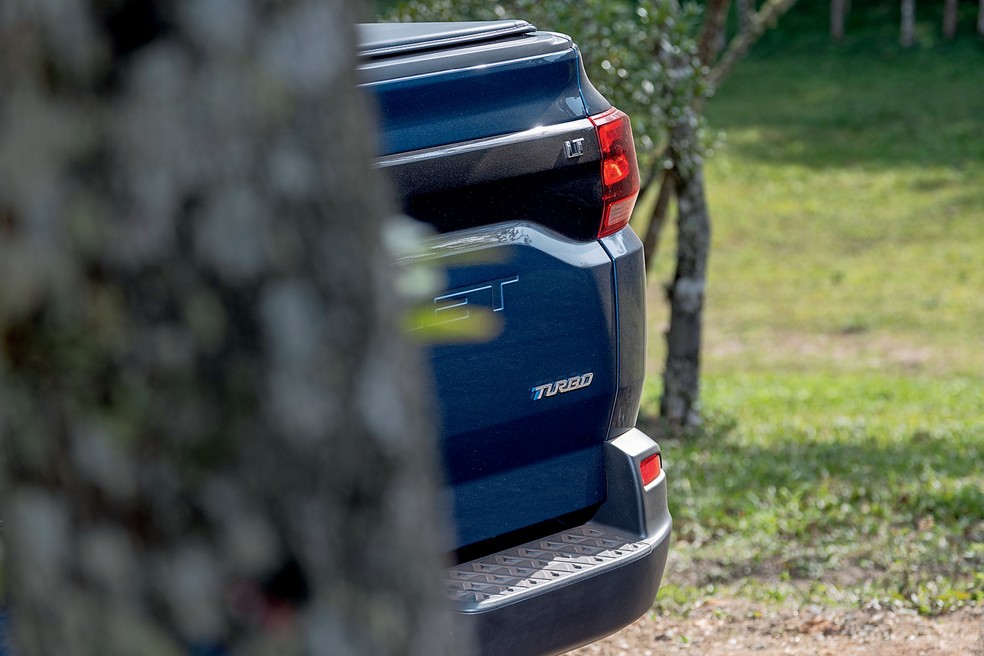 Chevrolet Montana tem a descrição Turbo na parte inferior direita da caçamba  — Foto: Renato Durães/Auto News Brasil