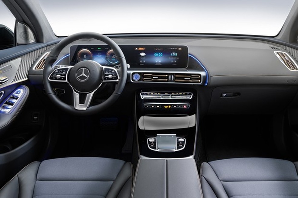 Duas telas de 10,25" no interior e acabamento de alumínio dão ar futurista à cabine (Foto: Divulgação) — Foto: Auto Esporte