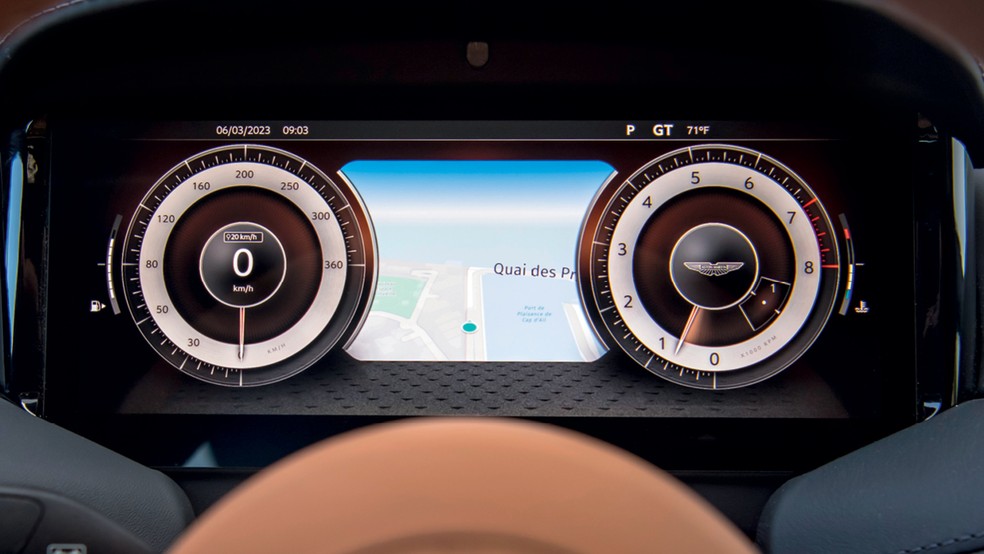 Aston Martin DB12 tem uma enorme tela no painel de instrumentos — Foto: Divulgação