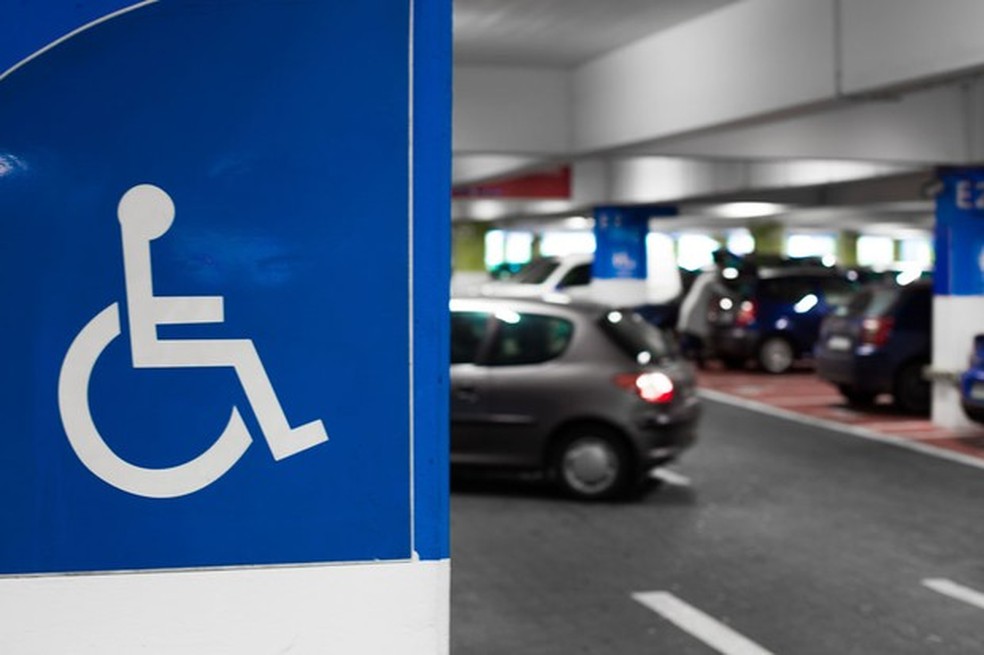 Vagas de zona azul para pessoas com deficiência, por exemplo, permanecem com a mesma regra (Foto: Thinkstock) — Foto: Auto Esporte