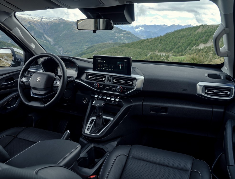 Interior da Fiat Titano deve ser semelhante ao da Peugeot Landtrek, com ar-condicionado digital e grande central multimídia — Foto: Divulgação