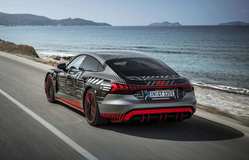 Audi RS e-tron GT vai competir diretamente com o Porsche Taycan, mas também o Tesla Model S — Foto: Divulgação