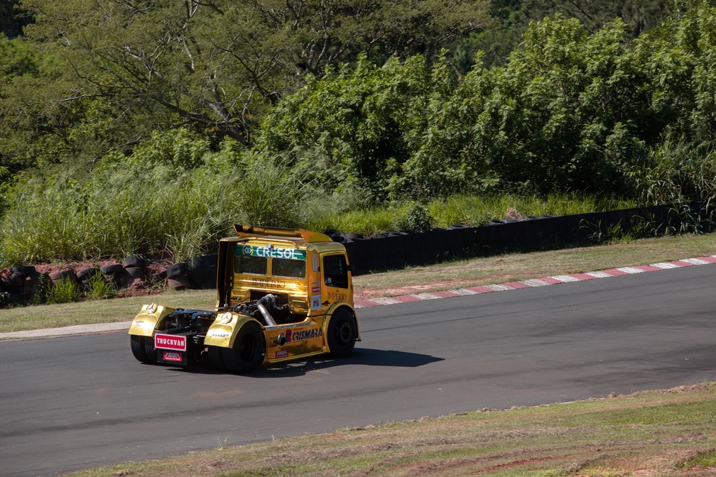 Apesar das quase 5 toneladas, caminhão da Copa Truck é 'grudado' no chão — Foto: Marcelo Brandt/G1