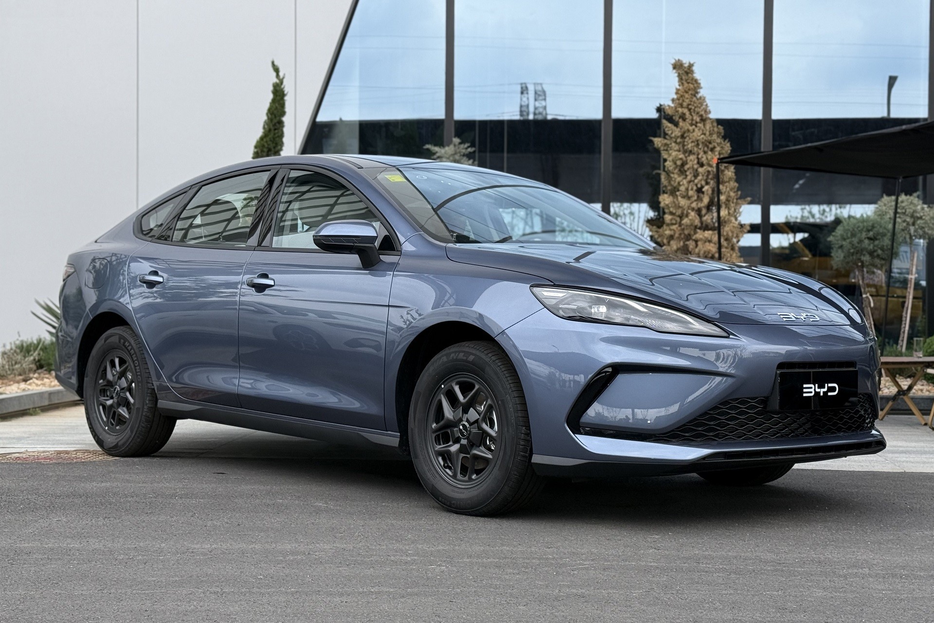 Novo BYD King: conhecemos o sedã híbrido renovado que vem ao Brasil em 2027