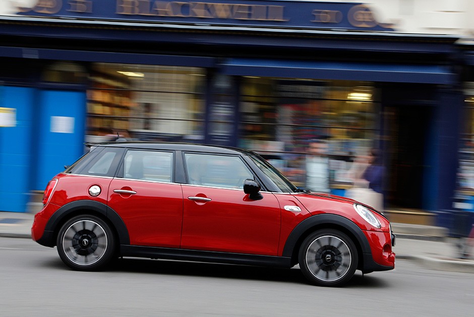 Mini Cooper com cinco portas