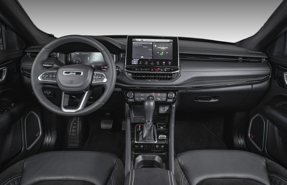 Visual antigo do painel do Jeep Compass começa a incomodar — Foto: Renato Durães/Auto News Brasil