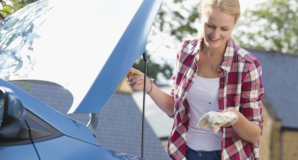 Woman Checking Oil Level In Car Engine (Foto: Getty Images/iStockphoto) — Foto: Auto Esporte