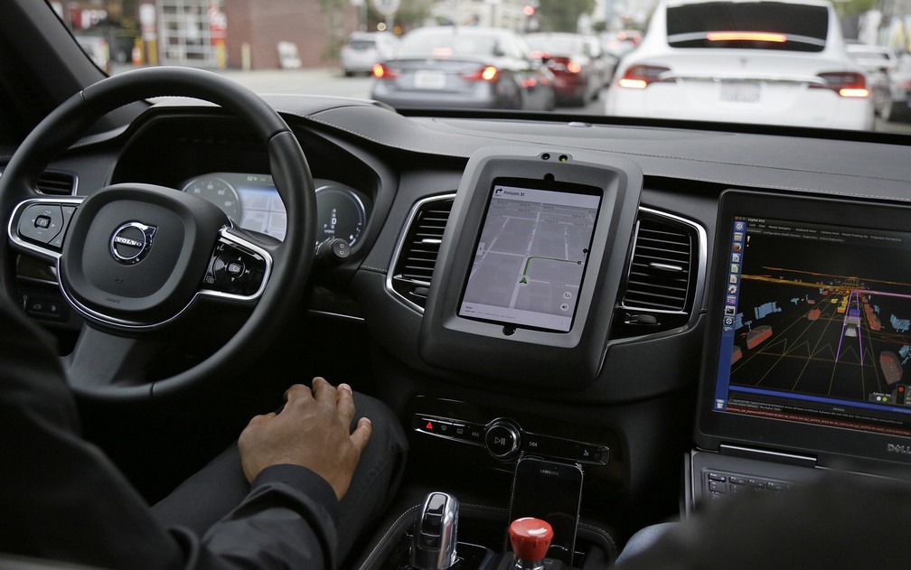 Interior do carro autônomo da Uber em São Francisco; obrigatoriamente há um motorista a postos no banco da frente — Foto: Eric Risberg/AP