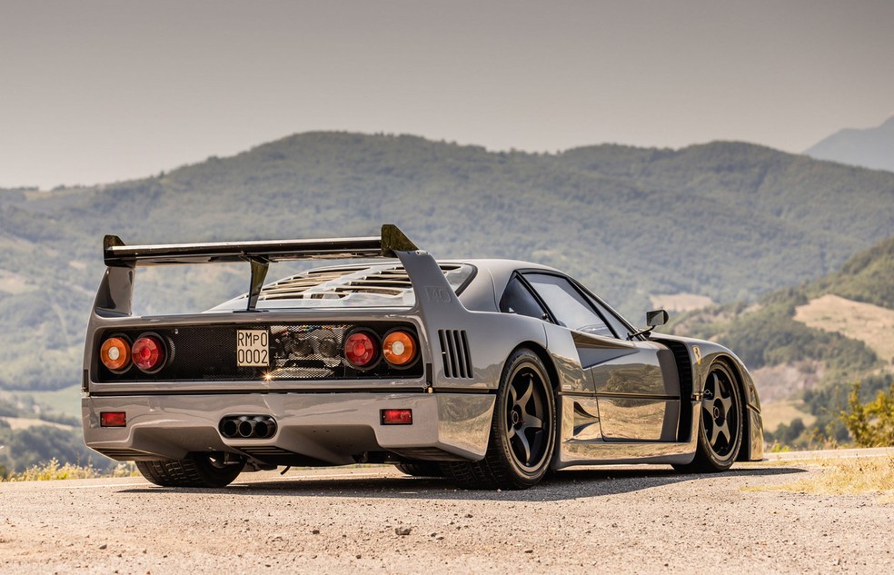Ferrari F40 de 1.000 cv pintada na cor de carros da Audi é