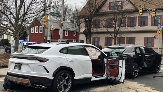 Amigos sem habilitação roubam dois Lamborghini Urus, batem um no outro e são presos após o acidente 